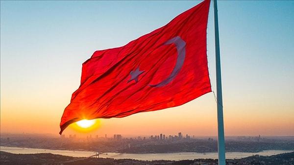 Osmanlı İmparatorluğu döneminde kullanılan bayrakta, kırmızı zemin üzerinde beyaz hilal ve altı köşeli yıldız yer almaktaydı. Bu bayrak, Osmanlı İmparatorluğu'nun sona ermesiyle birlikte kullanımdan kalktı.