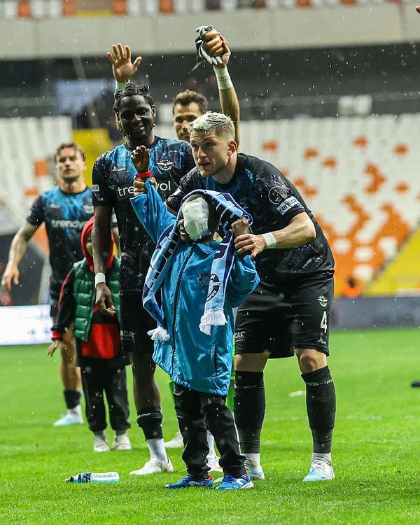 Fabilou Mohamadou, Adana Demirsporlu futbolcularla birlikte tribünlere 3'lü çektirdi.