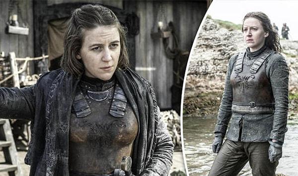Game of Thrones'da Yara Greyjoy'u canlandıran Gemma Whelan 2021'de, oyuncuların genelde samimi sahneleri çekerken "kendi hallerine bırakıldığını" söylemişti.
