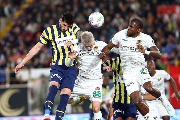 Fenerbahçe'nin Rossi ile bulduğu gol ofsayt gerekçesiyle sayılmayınca ilk yarıyı Alanyaspor önde kapattı.