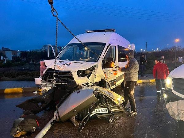 Aksaray'dan Kahramanmaraş merkezli deprem bölgesine AFAD personellerinin taşındığı Abdullah Y. yönetimindeki 68 AAP 435 plakalı minibüs ile sürücüsü henüz öğrenilemeyen 50 AAD 839 plakalı otomobil çarpıştı.