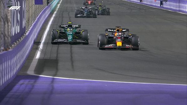 Yarışa lider başlayan Perez, ilk virajda yerini Alonso'ya kaptırdı. Alonso, start anında yanlış yerde yarışa başladığı için 5 saniye ceza aldı.