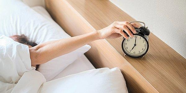 7. Yatağa girdikten sonra saati kontrol etmek yerine dinlenmeye odaklanmalısın.