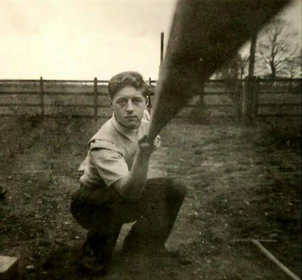 15. Selfie çubuğunun tarihi: Bir çubuk yardımıyla kendi fotoğrafını çeken adam. (1957)