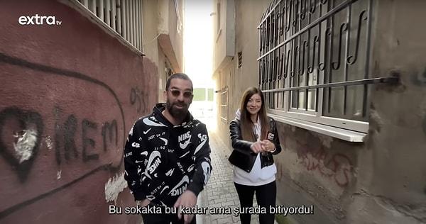Galatasaray'ın eski kaptanı Arda turan, Extra TV'ye röportaj vermek için çocukluğunun geçtiği Bayrampaşa sokaklarındaydı.