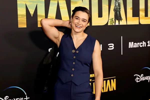 Одной из главных ролей во втором сезоне будет роль Эбби. И некоторые фанаты предлагали на эту роль актрису «Мандалорца» и «Человека-муравья и Осы: Квантомания» Кэти О’Брайан, но, по ее словам, пока ей не удалось связаться с создателями шоу и договориться о возможных пробах