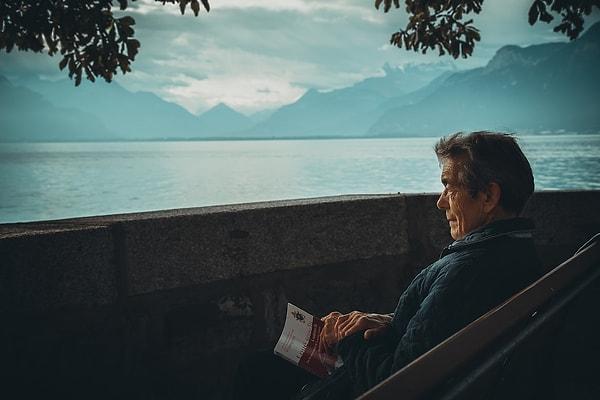 Rapora göre, 2050 yılına kadar Alzheimer hastası olması beklenen yaklaşık 13 milyon yaşlıya etkili bakım sağlamak, mevcut geriatrist sayısının yaklaşık üç katını gerektirecek.