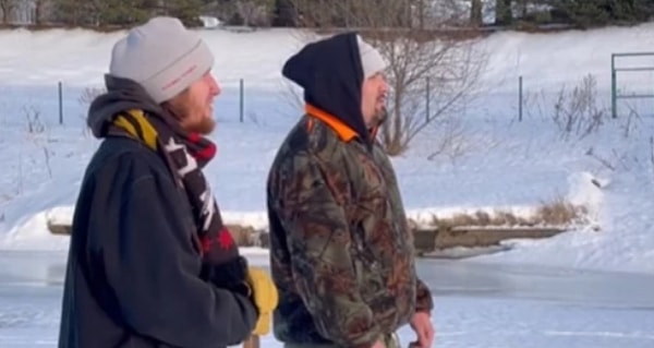 Вечером, еще до трагедии, компания выходила на опасную прогулку по льду. Кадры с нее опубликовала выжившая Лера Дерман в своих соцсетях