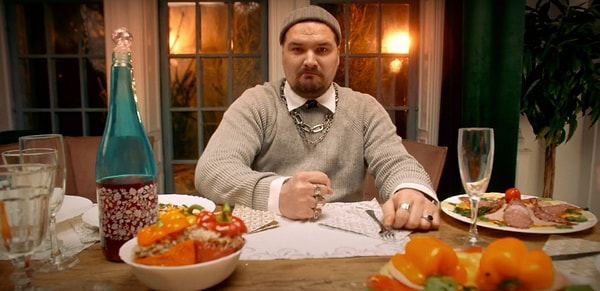 После прогулки компания лепила пельмени. Вторая прогулка случилась уже ночью, и лед не выдержал