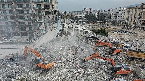 Cumhurbaşkanı Recep Tayyip Erdoğan bugün yaptığı açıklamada, depremin yol açtığı yıkımın maliyetinin yaklaşık 104 milyar doları bulacağını söyledi.
