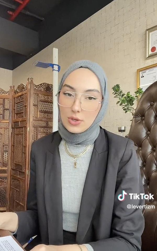 Elifnur Erşahin, son olarak paylaştığı TikTok videosunda; açtığı her canlı yayında kendisine ve ailesine hakaretlerde bulunan Ece Ronay ve eşi hakkında suç duyurusunda bulunduklarını açıkladı.