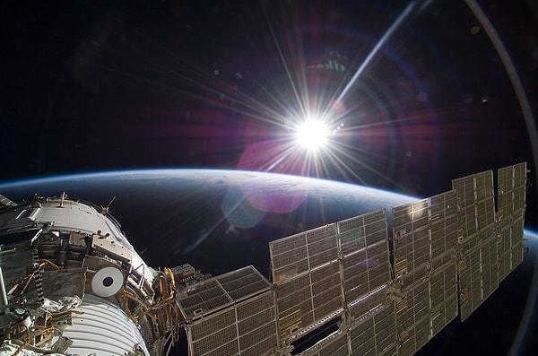 Tıpkı daha önce düşündüğünüz gibi, eğer bir astronot uzay istasyonunda bir muz kabuğunun üzerine kaysaydı, kesinlikle tamamen düşmezdi.