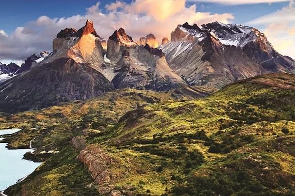 Patagonya, Magellan Boğazı'nın güneyinde yer alan Ateş Toprakları'nın içine dahildir.