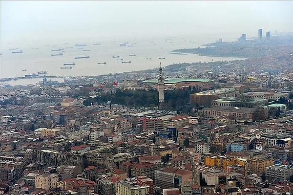 Planda, Beşiktaş, Şişli gibi merkez ilçelerinin büyük bir bölümünün bitişik nizam konutlardan oluştuğu, bu bölgelerin yoğun nüfus barındırdığı değinilirken “Yolların darlığı nedeniyle binaların yıkılmaları durumunda erişme riskleri ve eğimli alanlarda ise bitişik düzende yapılaşmış yapıların kat hizalarının çakışmaması durumunda binalarda ağır hasar yaratma riski oluşmaktadır” tespiti yapıldı.