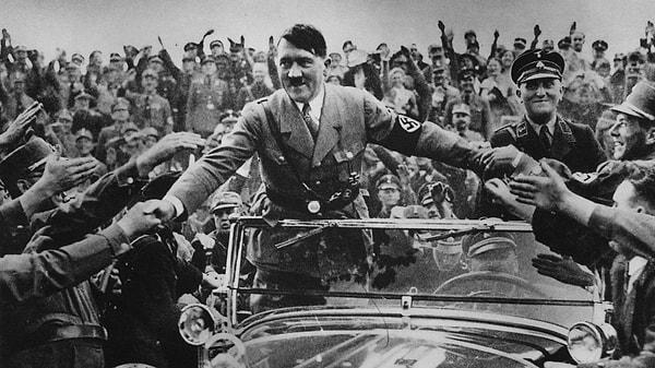 Daha ünü çok yayılmamış olan Hitler'in sesini kesmek isteyen 200 kadar adam, bir gece ona ve arkadaşına saldırmışlardı.