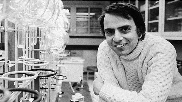 Amerikalı gök bilimci ve astrolog olan Carl Sagan'ın hayatı ve çalışmaları gündemde yerini aldı.
