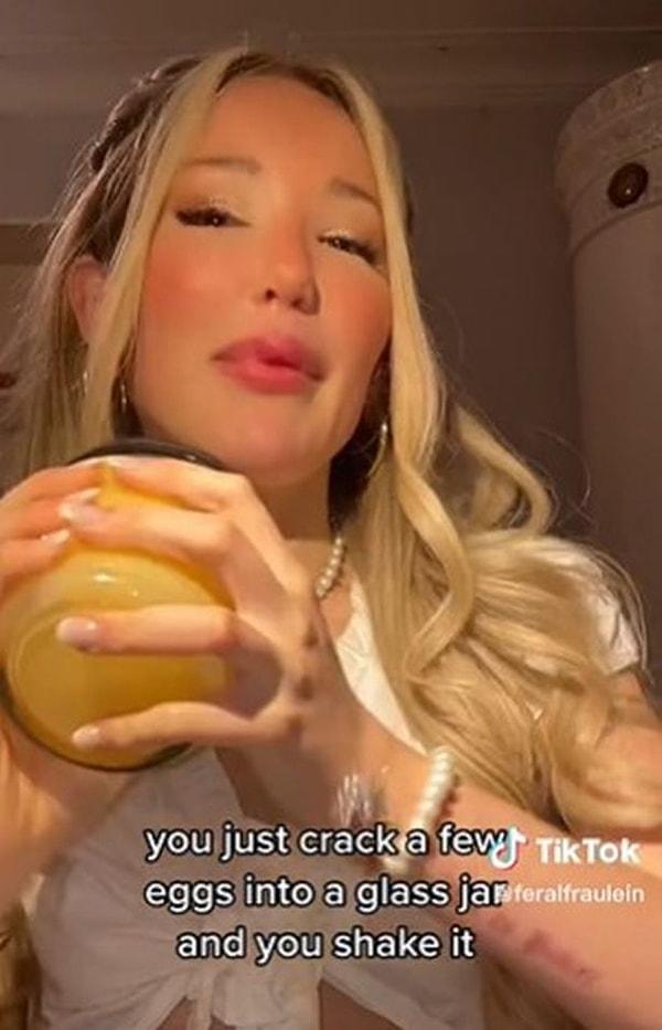 Sağlık koçu olmak için eğitim alan Mimi, farklı bir TikTok videosunda çiğ yumurta içiyor.
