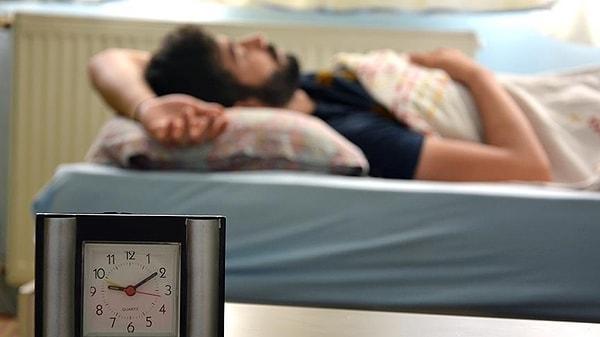 Fransa'da yapılan ve Current Biology dergisinde 13 Mart'ta yayınlanan bir araştırmaya göre  6 saatten az gece uykusunun aşının etkilerini azalttığı sonucu ortaya çıktı.