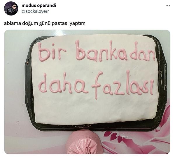 Twitter'da (@socksloverr) isimli kullanıcı, ablasına yaptığı doğum günü pastasının üzerine bir bankanın meşhur sloganı olan "Bir bankadan daha fazlası" yazdı 👇😂