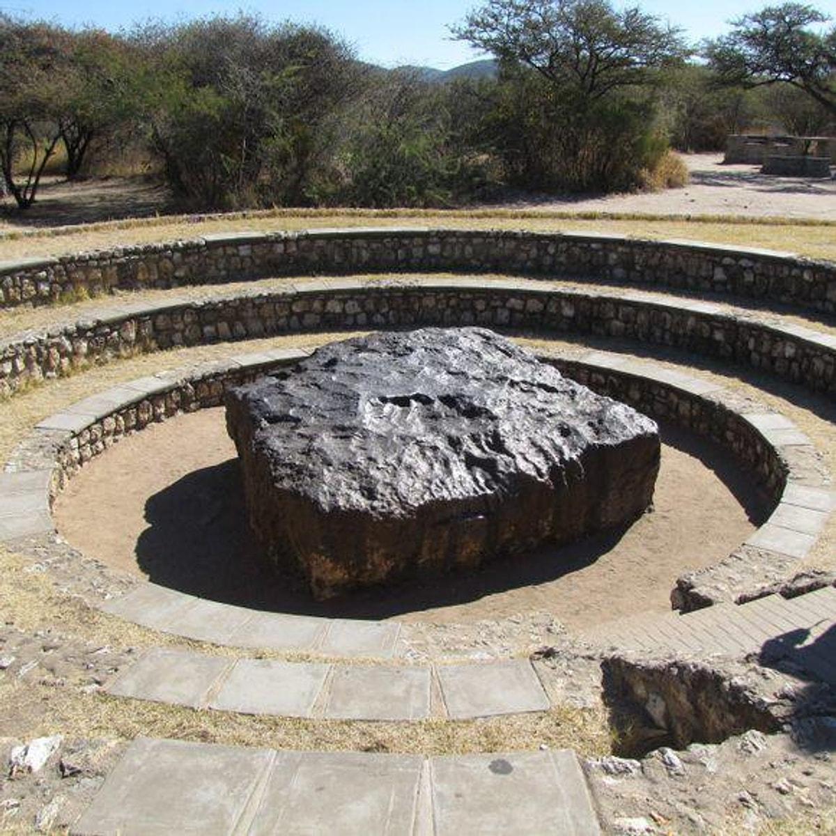 Гоба. Гоба в Намибии. Метеорит Гоба. Самый большой метеорит. Самый большой метеорит упавший на землю.