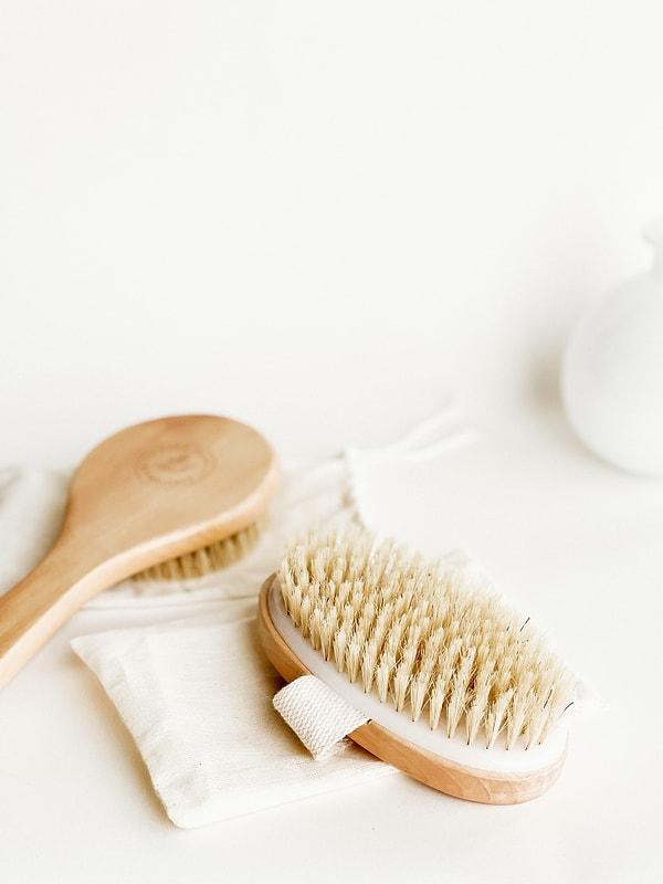 8. Pürüzsüz ve sağlıklı görünen bir cilde sahip olmak için kuru fırçalama tekniğini rutininize ekleyin.
