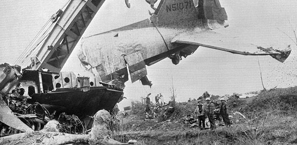 4. 1977 yılında bir uçak, kalkıştan kısa bir süre sonra bir dağ geçidinin yanındaki çamurlu bir yamaca düştü.