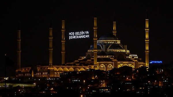 Ramazan ayının ilk orucu 23 Mart Perşembe günü tutulacak. Oruç tutan kişiler ise iftar saatlerini araştırmaya başladılar.