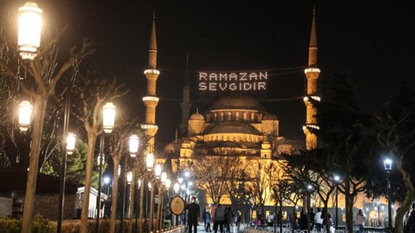 Bu yıl 11 ayın sultan Ramazan ayının ilk günü 23 Mart Perşembe gününe denk geliyor. Ramazan ayı boyunca oruç ibadetlerini vaktinde yapmaya özen gösteren her müslüman günlük iftar saatlerini yakından takip ediyor.