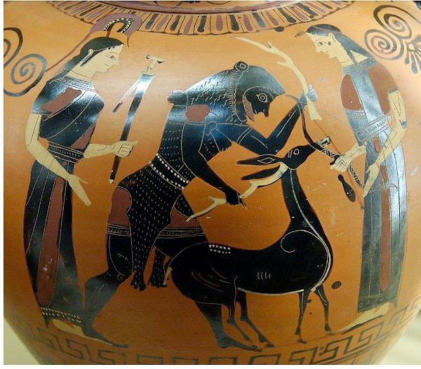 Artemis’in yanında sıkça gösterilen sembol hayvanı ise geyiktir.