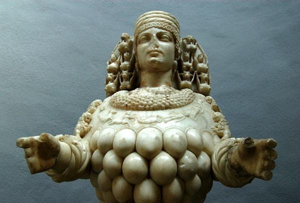 Artemis aynı zamanda Antik Yunan dinsel anlatılarında kendine has özelliğiyle ön plana çıkan en eski tanrıçalardan bir tanesidir.