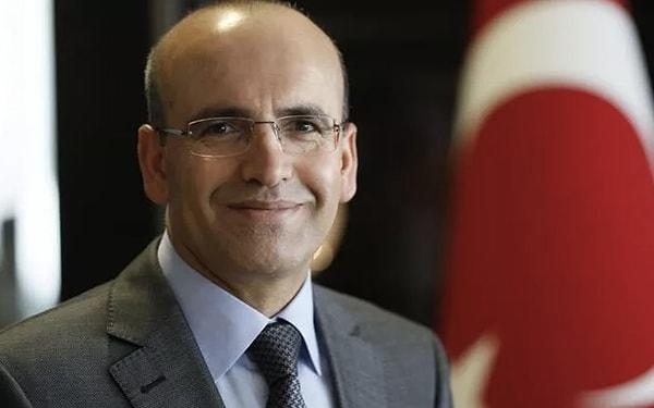 Mehmet Şimşek, geçmiş yıllarda yurt dışında finans piyasalarında görev almış, 2009-2015 yılları aralığında da ekonomiden sorumlu bakanlık görevini icra etmişti.