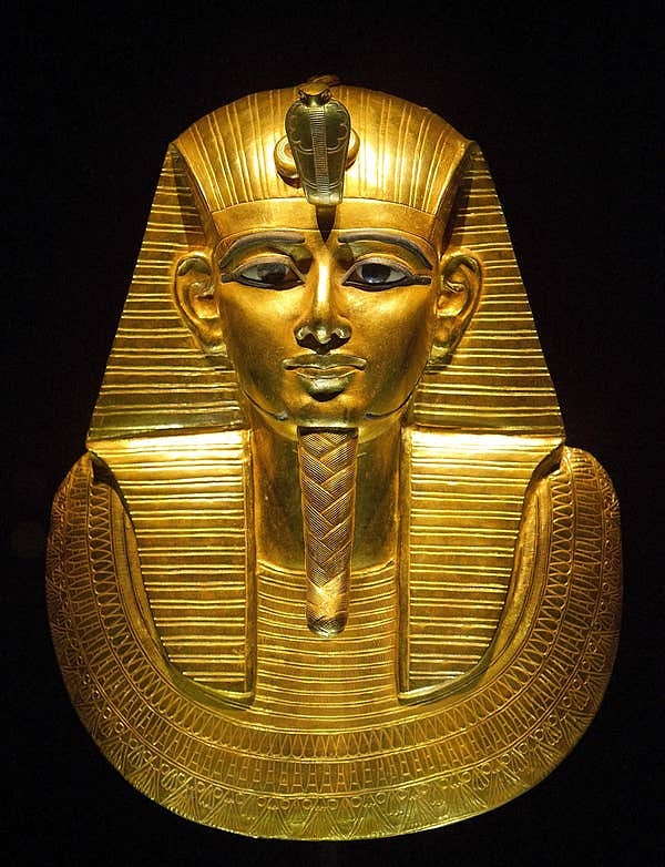 11. Вы, вероятно, знакомы с золотой погребальной маской царя Тутанхамона, но знаете ли вы, что несколько лет спустя была найдена золотая посмертная маска другого фараона? Это маска фараона Псусеннеса I: