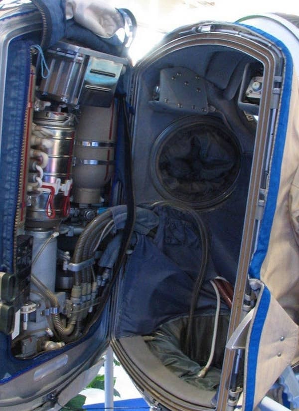15. 15. Вот как выглядела внутренняя часть космического скафандра 1970-х годов: