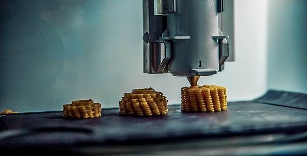 Araştırmacılar, mobilya, ayakkabı, insan organları ve hatta bir roket gibi tüketim mallarını üretmek için onlarca yıldır 3D baskının sınırlarını zorluyor. Peki mutfakta  pişmiş bir tatlı yapmak için endüstriyel teknoloji kullanılırsa ne olur?