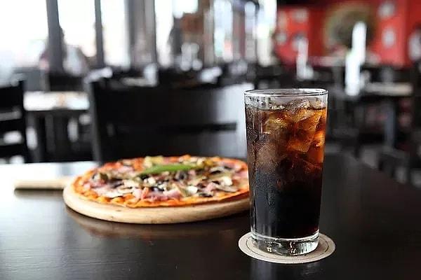 9. Pizzanın yanında buz gibi bir kola içmek kadar ferahlatan bir şey yoktur.