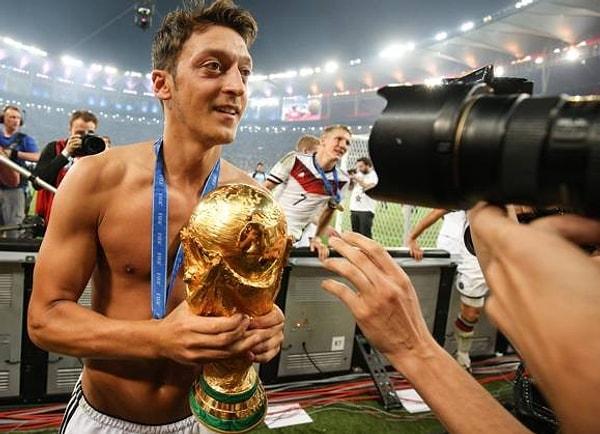 Almanya Milli Takımı ile birlikte 2014 Dünya Kupası şampiyonluğunu kazanan Mesut Özil daha sonra Arsenal forması giymişti.