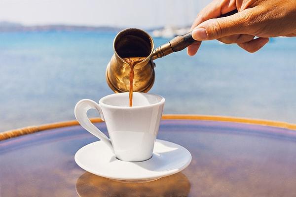 Dünya'da en çok kahve içen 17. ülke olan Yunanistan'da kişi başına yıllık 5.5 kg kahve tüketilir! Türkiye'de ise bu oran kişi başı yılda 1.1 kg'dır.