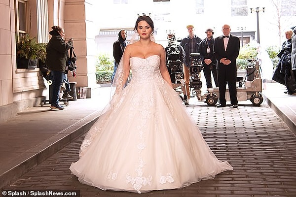 Когда в первом сезоне кого-то убивают в их доме, главные герои в конечном итоге используют свои навыки сыщика-любителя, чтобы попытаться докопаться до сути преступления.