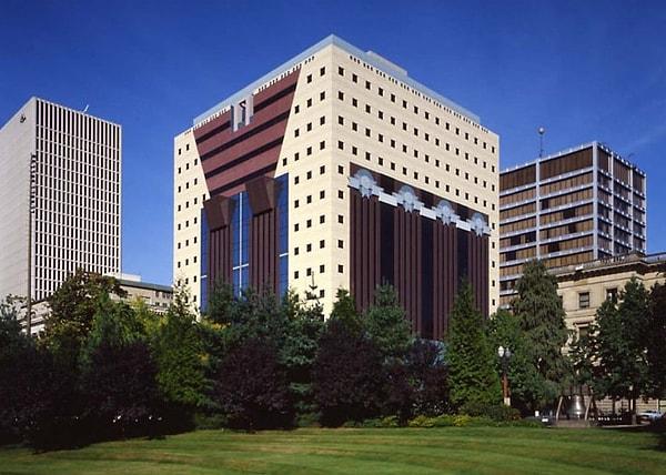 Postmodern mimari ile modernizmin işlevsel olan alanları tam aksi yönde bir estetikle yer değiştirmiştir: Bu mimaride üsluplar çarpışır, kendi içinde biçim anlayışı ortaya çıkar. Postmodern mimarinin geçiş örnekleri arasında Oregon, Portland'daki Portland Binası ve New York'taki Sony Binası gösterilebilir.