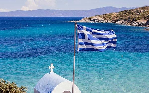 Yunanistan bayrağı, beyaz zemin üzerine mavi bir haç şeklindedir. Bu haç, Yunan Ortodoks Kilisesi'ni temsil etmektedir ve Yunanistan'ın ulusal bayrağı olarak kullanılmaktadır.