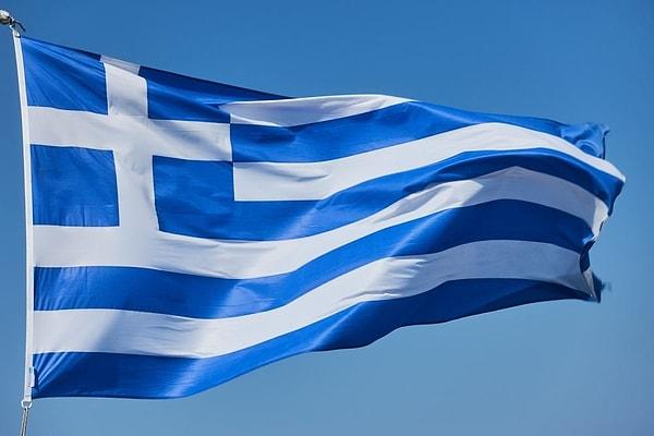 Yunanistan'ın milli sembolü, ülkenin tarihi ve kültürel mirasını yansıtan bayrak, ülkenin bağımsızlık mücadelesinde ve modern Yunan devletinin kuruluşunda önemli bir rol oynamıştır.