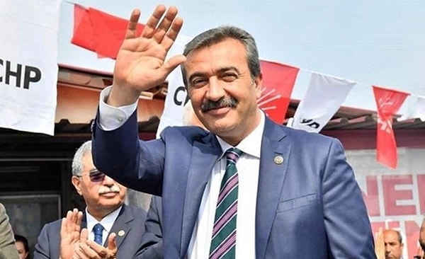 1992 yılında CHP'nin Adana Seyhan örgütlenmesinde aktif rol alan Çetin, partide çeşitli görevlerde bulundu.