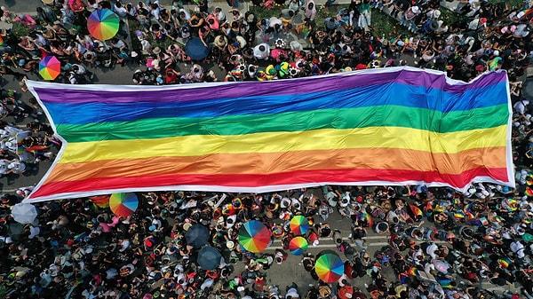 Yine LGBTİ+'ları hedef alan Cumhurbaşkanı Erdoğan, ''Sapkın akımlarla mücadele etmeye devam edeceğiz. Sapkın akımlara bu toplumu yedirtmeyeceğiz'' dedi.
