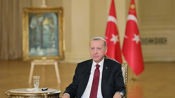 Kahramanmaraş merkezli deprem felaketi ile ilgili de konuşan Erdoğan, "Düşünün yani fay hattının üzerinde konutlar yapılmış, incelemelere de bakıldığı zaman hepsi de 2019'dan önceki dönemlere ait olan konutlar" dedi.