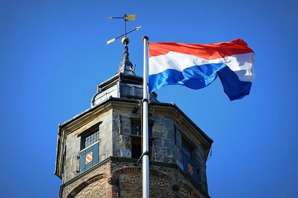 Günümüzde, Hollanda bayrağı, Hollandalıların milli kimliğinin önemli bir parçasıdır ve dünya genelinde tanınmakta ve çeşitli alanlarda kullanılmaktadır.
