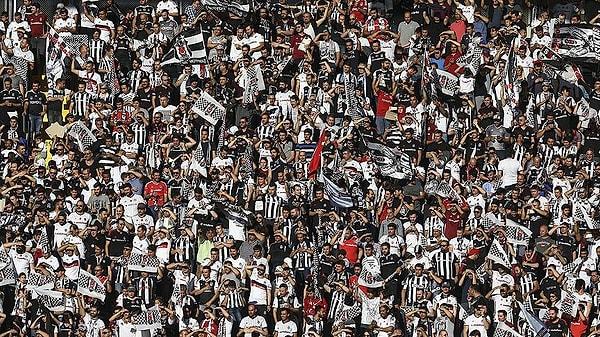 Kahramanmaraş depremlerinin ardından iktidara yönelik öfke tribünlere yansımış, 27 Şubat’ta İnönü Stadyumu’nda Antalyaspor’u konuk eden Beşiktaş taraftarları "hükümet istifa" sloganları atılmıştı.