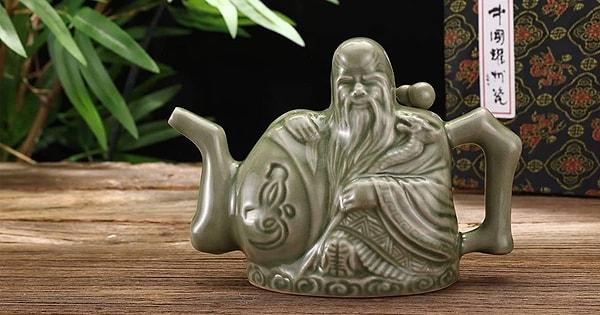 Suikast çaydanlığı gizemli bir geçmişi olan ancak gösterişsiz ve sade bir çaydanlıktır. Antik Çin tarihinde "LiangXin çaydanlık" olarak bilinir ve çömlekten yapılır.