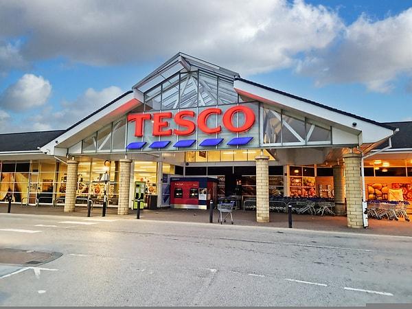 Tesco, İngiltere'nin en büyük ve en çok tanınan zincir süpermarketi.