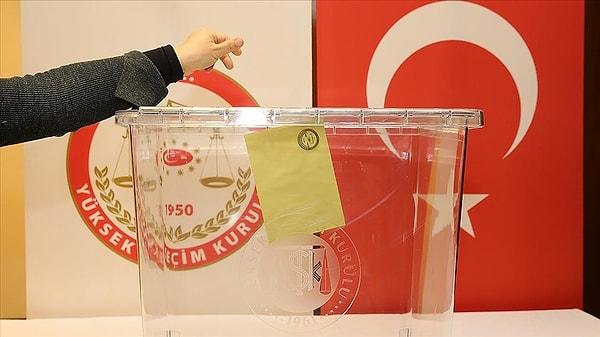 Türkiye 14 Mayıs'ta yapılacak olan seçime kilitlenmişken Cumhur İttifakı adayı olan Cumhurbaşkanı Recep Tayyip Erdoğan'ın adaylığı üzerindeki tartışmalar bitmiyor. Erdoğan'ın 2014 ve 2018 yıllarında iki defa aday olarak seçilmesi ardından muhalefet partileri, Erdoğan’ın Anayasa’ya göre üçüncü kez aday olamayacağını belirtmişlerdi.