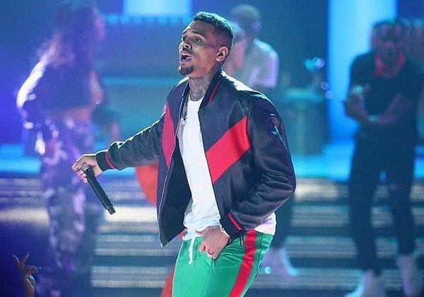 8. Chris Brown, İngiltere'de verdiği konserde hayranını sahneye çıkararak kucak dansı yaptı!